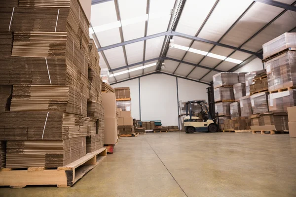 Forklift in a large warehouse — Stock Photo, Image