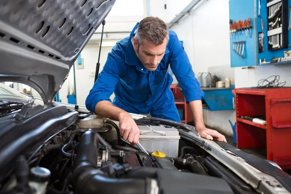 Esame meccanico sotto il cofano dell'automobile — Foto Stock