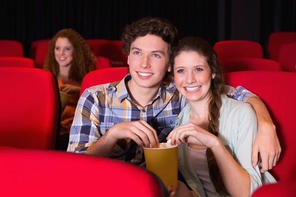 Jeune couple regardant un film — Photo