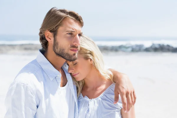 Cute couple hugging on the beach Royalty Free Stock Images