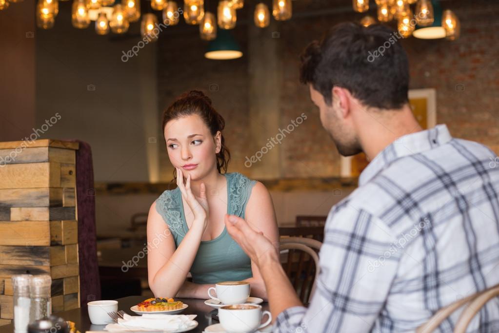 Женщины говорят больше чем мужчины. Свидание. Парень и девушка в кафе. Первое свидание. Девушка на свидании в кафе.