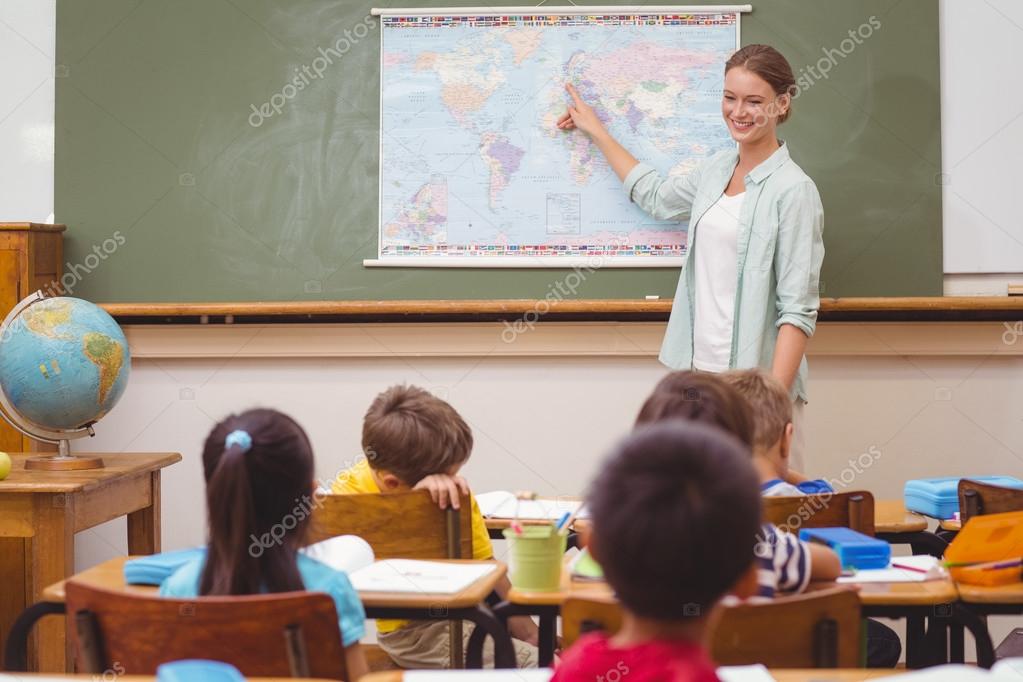 Teacher giving a geography lesson in classroom — Stock Photo