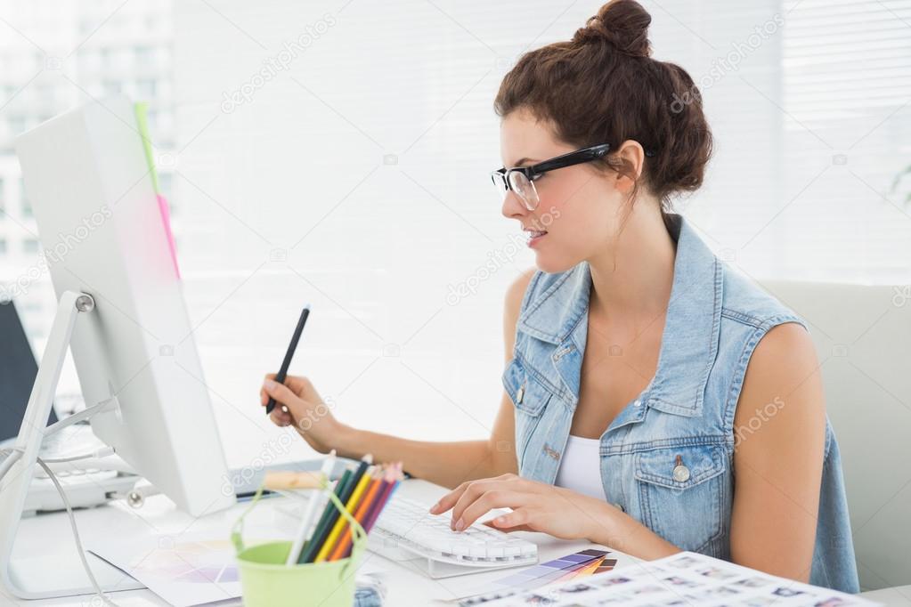 Хочу работать конструктором. Девушка дизайнер. Дизайнер за компьютером. Девушка дизайнер интерьера. Девушка графический дизайнер.
