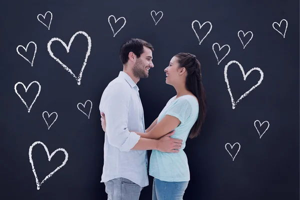 Jovem casal abraçando uns aos outros — Fotografia de Stock