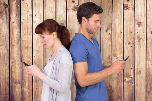 Par både sändande text meddelandena — Stockfoto