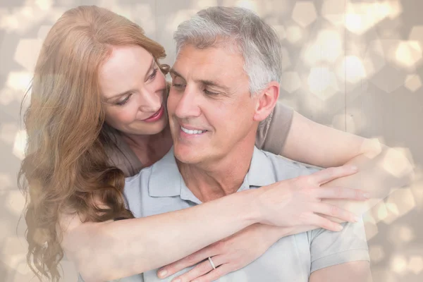 Casual casal abraçando e sorrindo — Fotografia de Stock