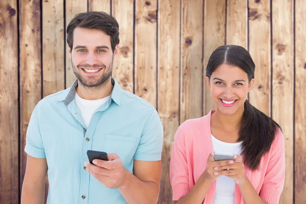 Couple envoyant des messages texte — Photo