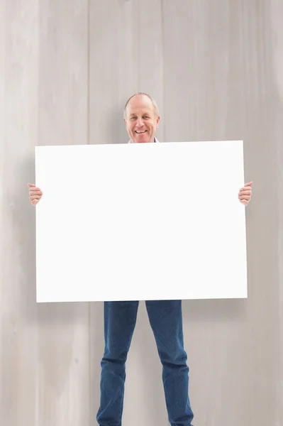 Mann lächelt in Kamera und hält Karte — Stockfoto