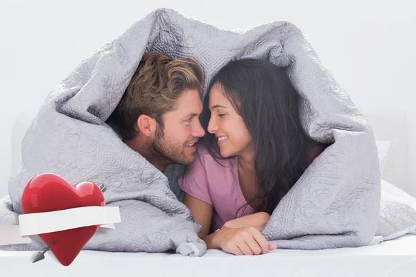 Paar in die Bettdecke gewickelt — Stockfoto