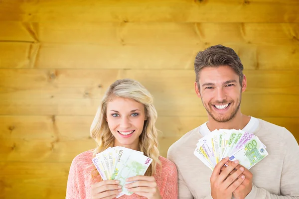 Attraktives Paar lässt sein Bargeld blinken — Stockfoto