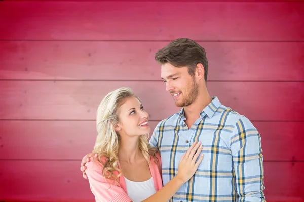 Casal jovem sorrindo um para o outro — Fotografia de Stock