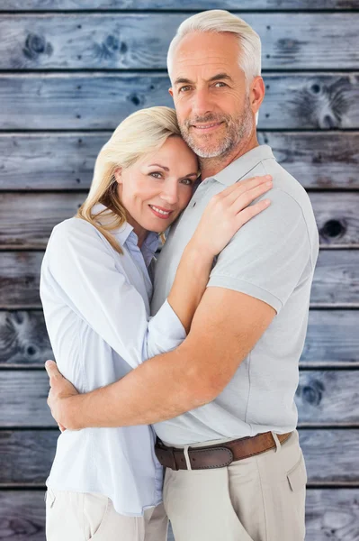 Coppia felice in piedi e sorridente — Foto Stock