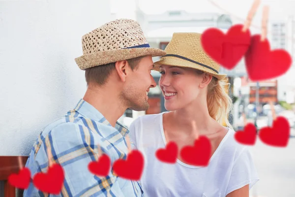 Casal sentado no banco prestes a beijar — Fotografia de Stock