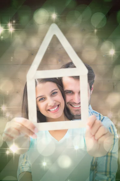 Jovem casal feliz com forma de casa — Fotografia de Stock