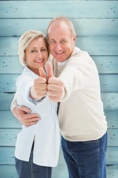 Äldre par visar tummen — Stockfoto