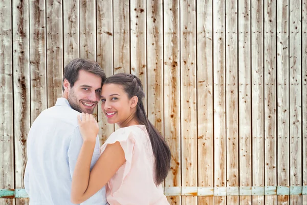 Casal contra tábuas de madeira de pinho desbotadas — Fotografia de Stock