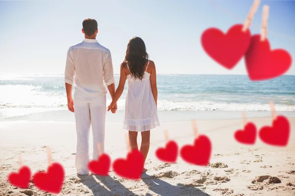 Couple holding hands and watching the waves — Stock Photo, Image