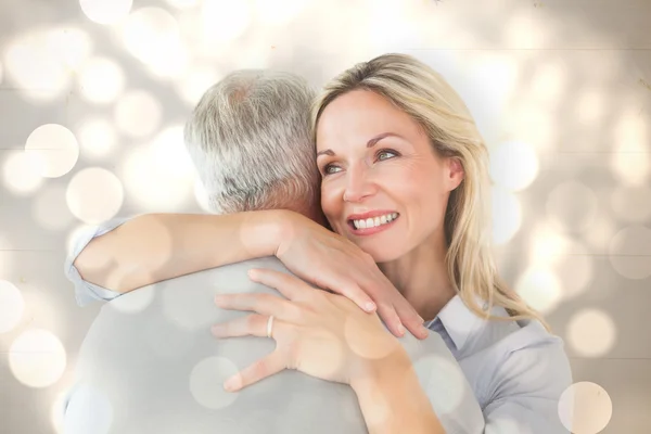 Gelukkige paar staande en knuffelen — Stockfoto