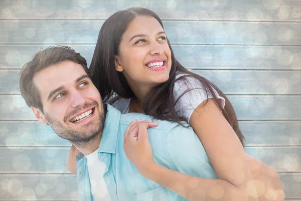 Homem dando bonito namorada porquinho de volta — Fotografia de Stock