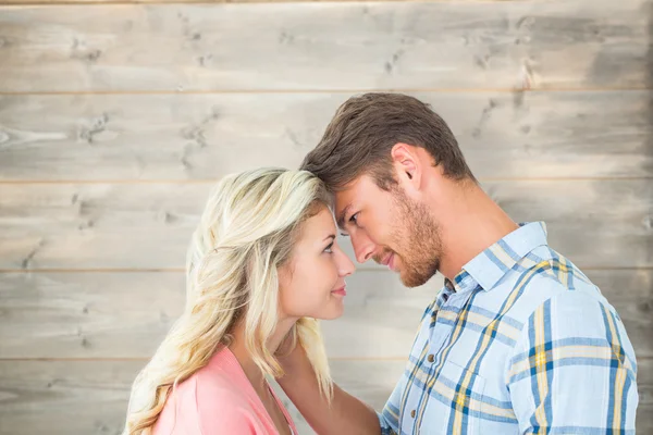 Attraktives Paar lächelt einander an — Stockfoto