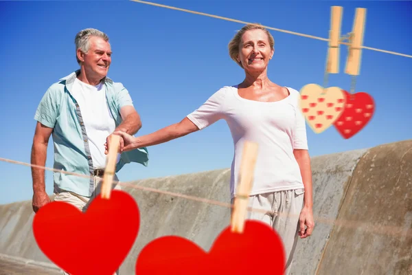 Felice coppia anziana a piedi sul molo — Foto Stock