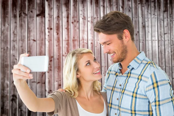 Attraktives Paar beim gemeinsamen Selfie — Stockfoto