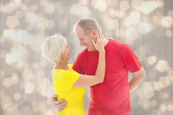 Glad äldre par kramas och ler — Stockfoto