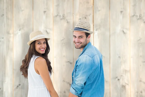 Glückliches Hipster-Paar hält Händchen — Stockfoto