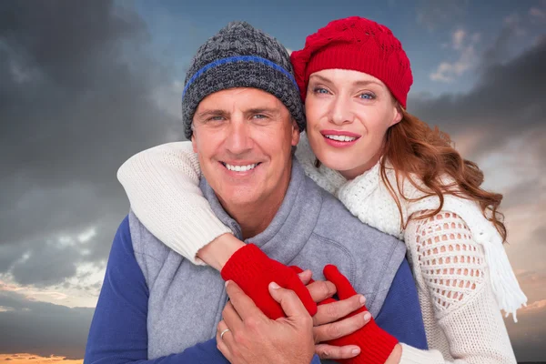 Glückliches Paar in warmer Kleidung — Stockfoto