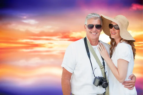 Vacationing couple against purple sky — Stock Photo, Image