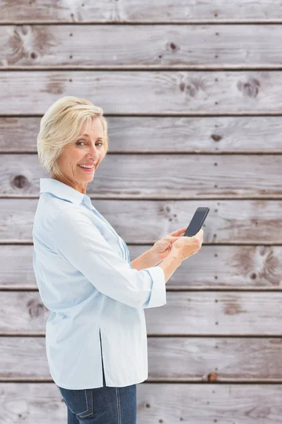 Mulher madura feliz enviando um texto — Fotografia de Stock