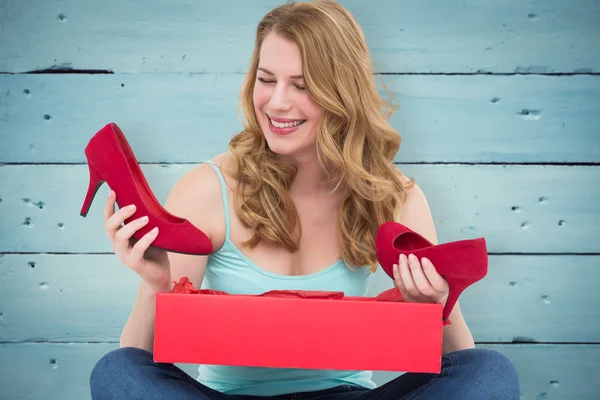 Mujer descubriendo zapatos en una caja de regalo — Foto de Stock