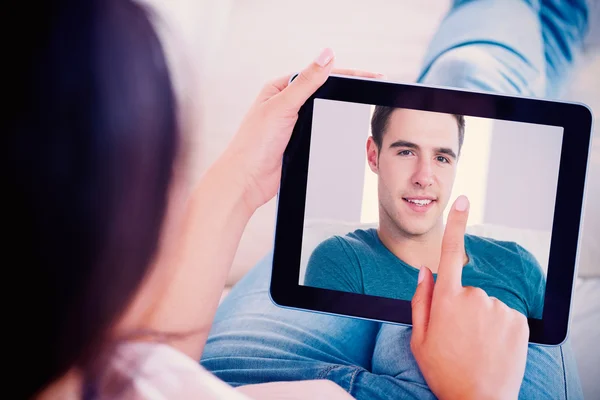 Schöner Mann entspannt sich auf Couch mit Tablet — Stockfoto