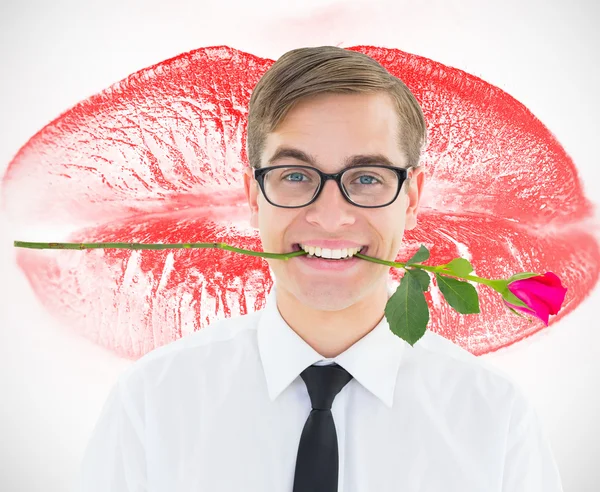 Naukowy hipster gospodarstwa czerwoną różą w zębach — Zdjęcie stockowe