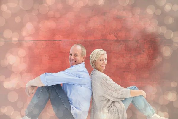 Glad äldre par ler mot kameranカメラに笑顔幸せな成熟したカップル — Stockfoto