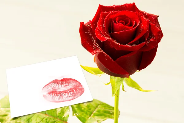 Hermosos labios rojos contra la tarjeta blanca —  Fotos de Stock