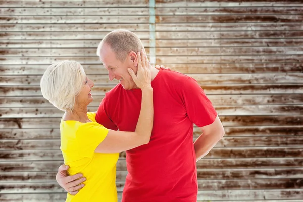 Ouder paar knuffelen en glimlachen — Stockfoto