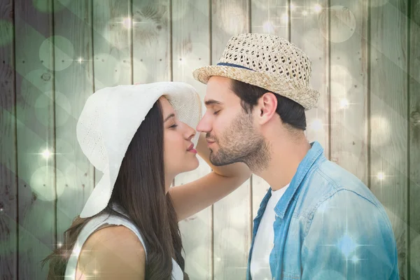 流行に敏感なカップルにキスしよう — ストック写真