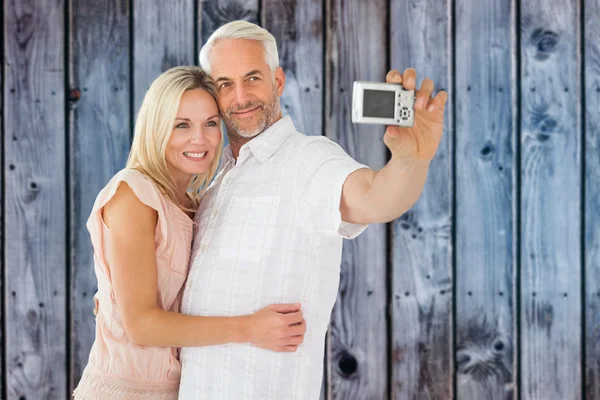 Pareja feliz posando para una selfie — Foto de Stock