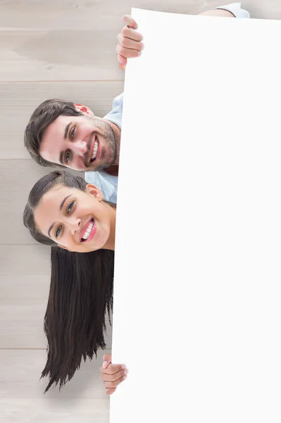 Casal jovem atraente sorrindo para a câmera — Fotografia de Stock