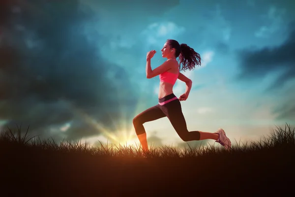 Mujer corriendo sobre hierba —  Fotos de Stock