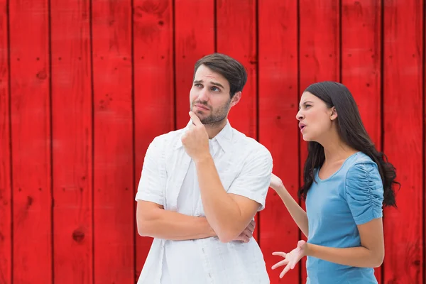 Morena irritada gritando com o namorado — Fotografia de Stock