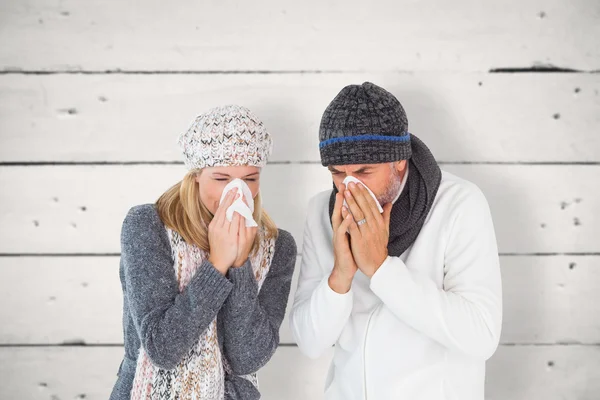 Casal doente na moda de inverno espirros — Fotografia de Stock