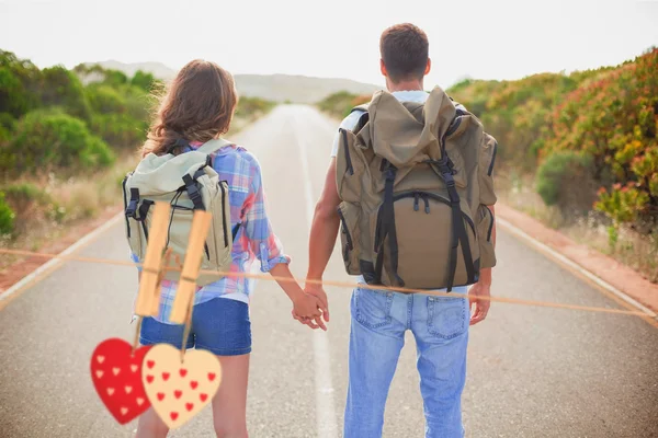 Casal de pé na estrada rural — Fotografia de Stock