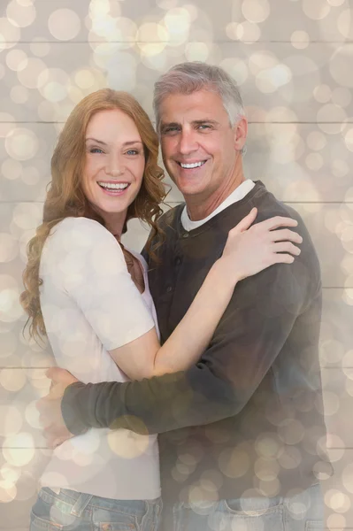 Casual couple smiling at camera — Stock Photo, Image