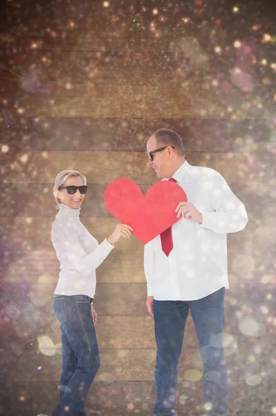 Casal afetuoso segurando forma do coração — Fotografia de Stock