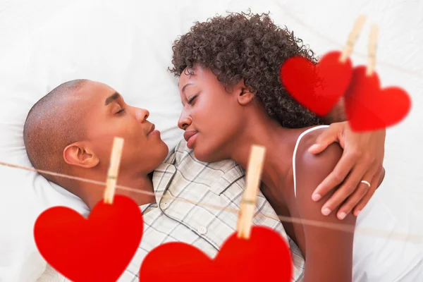 Pareja feliz durmiendo en la cama juntos —  Fotos de Stock