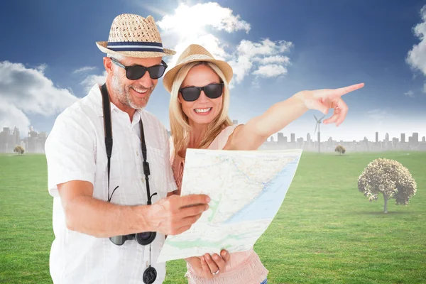 Tourist couple using map — Stock Photo, Image