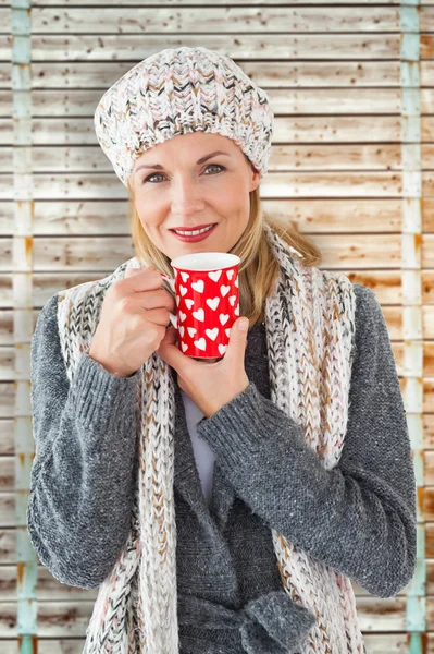 Mulher sorridente no inverno moda com caneca — Fotografia de Stock