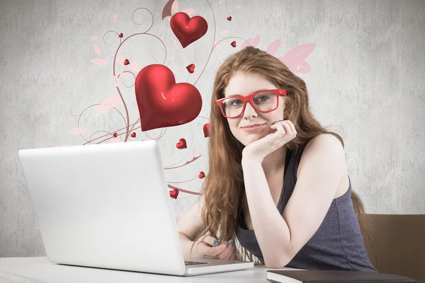 Mooie redhead die op laptop werkt — Stockfoto